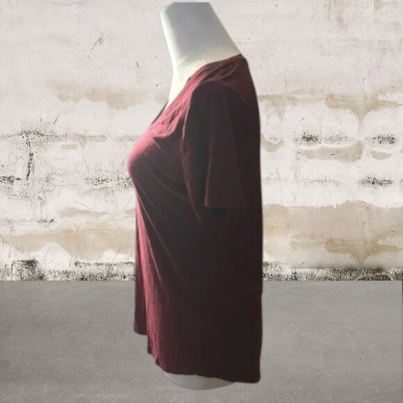 Old Navy Women's Luxe Curved-Hem V-Neck Tee in Cranberry Size Small - Picture 3 of 4